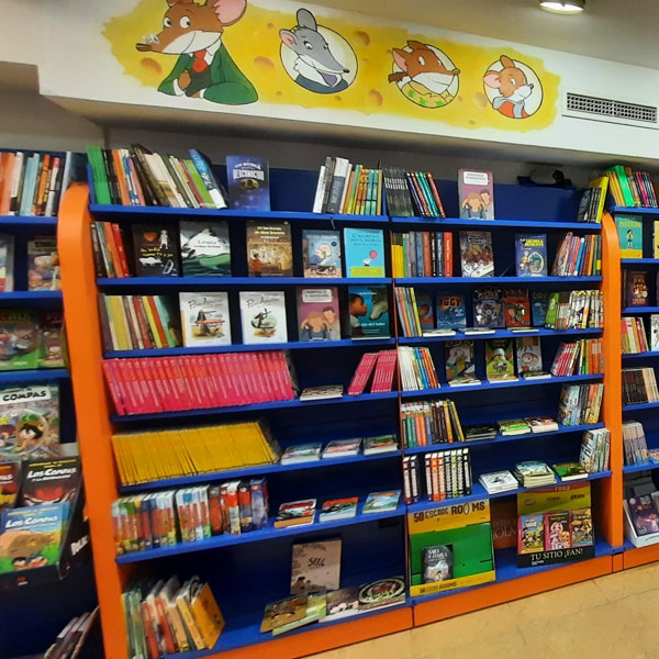 Librería de barrio en el centro de Elche es Séneca Jove
