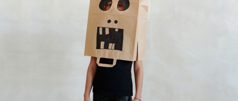 Niño con máscara de cartón, razones para trabajar el miedo a través de la literatura infantil