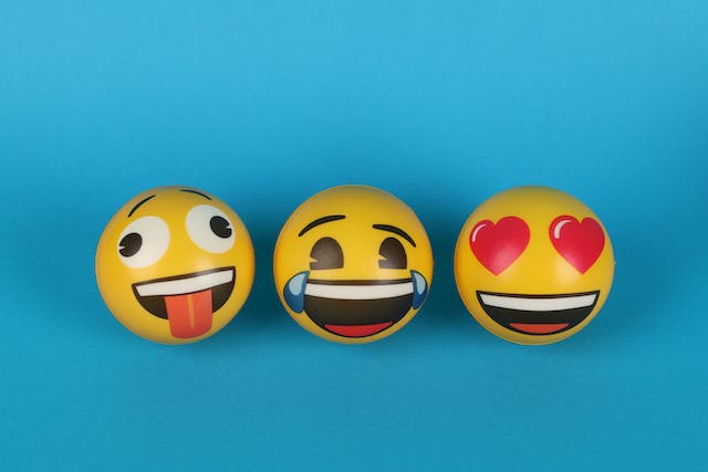 Tres emojis esféricos para hablar de los cuentos sobre emociones.